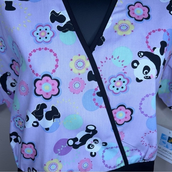 NEW ADAR MEDOUM SCRUBS TOP BELTED SHORT SLEEVE FLORAL PANDS PURPLE COLORFUL - Picture 4 of 9